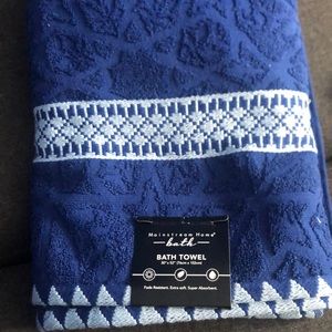 Mainstream home bath towel NWT